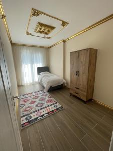 1 dormitorio con 1 cama, vestidor y alfombra en Yılmaz Bey Konağı, en Termal