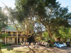 una moto blu parcheggiata di fronte a un edificio di Lord Wolseley Hotel a Sydney