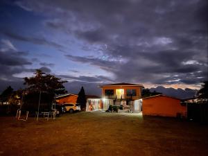 El edificio en el que está la casa de huéspedes