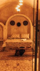 1 dormitorio con 1 cama y 1 mesa en Pachamama finca hotel - spa, en Dosquebradas