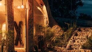 einen Eingang zu einem Gebäude mit einer Steinmauer in der Unterkunft Pachamama finca hotel - spa in Dosquebradas