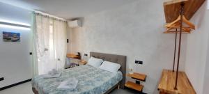 マナローラにあるAffittacamere Ambrosiaのベッドルーム1室(ベッド1台、白いタオル2枚付)