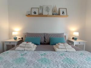 サンタンティーオコにあるCasa Albaのベッドルーム1室(大型ベッド1台、枕2つ付)