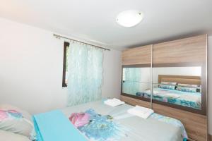 A bed or beds in a room at Hillside Seaview Apartment