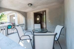 Pokój ze stołem i krzesłami na balkonie w obiekcie Hillside Seaview Apartment w Kotorze