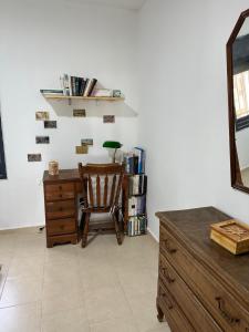 Habitación con escritorio, silla y espejo. en سفر en Ramallah
