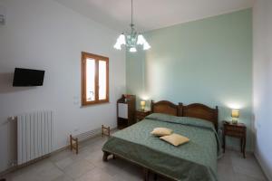 1 dormitorio con 1 cama con 2 almohadas en Casina dei Nonni, en Carpignano Salentino