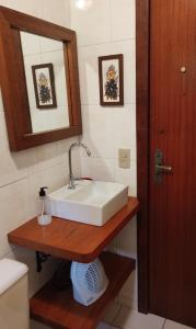 a bathroom with a sink and a mirror at Refúgio da Pedra - Casa na Montanha, Gonçalves-MG in Gonçalves