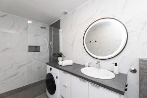 ein Badezimmer mit Waschbecken und Spiegel in der Unterkunft Bepa in Supetar + 26 Fotos