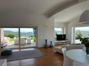 un soggiorno con divano e tavolo di Villa with pool and panoramic view Costa Smeralda ad Abbiadori
