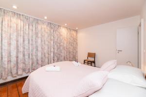 1 Schlafzimmer mit 2 weißen Betten und einem großen Fenster in der Unterkunft Bepa in Supetar