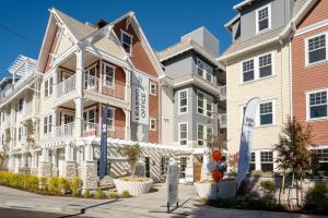 a row of houses on a city street at Burlingame 1BR w gym wd rooftop nr Caltrain SFO-1056 in Burlingame