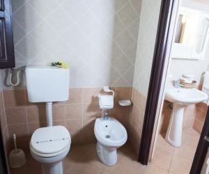 ein Badezimmer mit Toilette und Waschbecken in der Unterkunft Case D'Anna in Castellammare del Golfo + 41 Fotos