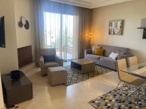 uma sala de estar com um sofá e uma mesa em Appartement Privé 1 Chambre Vizir Center Marrakech em Marrakech