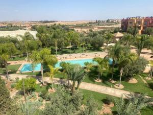 z widokiem na basen z palmami w obiekcie Appartement Privé 1 Chambre Vizir Center Marrakech w Marakeszu