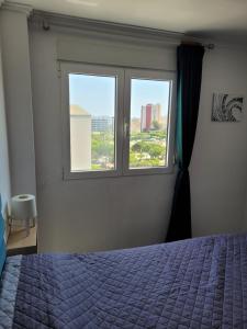 Schlafzimmer mit einem Bett und einem Fenster in der Unterkunft Playa de Gandia-Perla II in Playa de Gandia