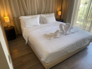 a bedroom with a bed with a white comforter at Appartement Privé 1 Chambre Vizir Center Marrakech in Marrakech +21 photos