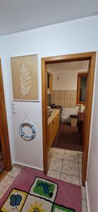 eine Küche mit einer Tür, die sich zu einer Küche mit einem Teppich öffnet in der Unterkunft ANASTASIA. in Tulcea