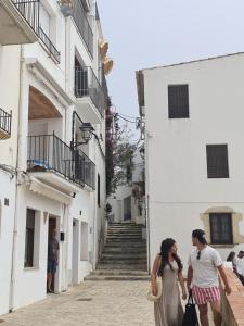 Hostia v ubytovaní Apartment, short walk to the beach