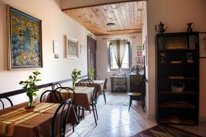 ein Esszimmer mit zwei Tischen und Stühlen in der Unterkunft Case D'Anna in Castellammare del Golfo
