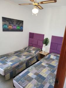 1 Schlafzimmer mit 2 Betten und einem Deckenventilator in der Unterkunft Playa de Gandia-Perla II in Playa de Gandia