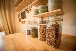 drie potten met zaden op een houten tafel bij WandelRaum gGmbH in Frasdorf +18 foto's