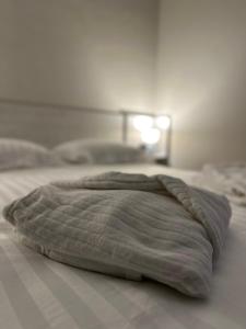 un cuscino su un letto con una lampada di Golden b&b a Quattromiglio