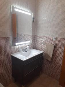 y baño con lavabo y espejo. en Apartamento Serena beach, en Águilas