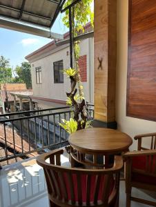 d'une table et de chaises sur un balcon avec vue. dans l'établissement Yudis Guest House, à Ubud