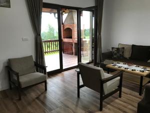 sala de estar con sofá, mesa y sillas en Villa Sladjana, en Mladenovac