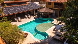 A piscina localizada em Paraíso Ecológico Pousada & SPA ou nos arredores