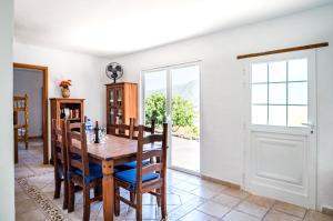 Casa Rustica في إل باسو: غرفة طعام مع طاولة وكراسي خشبية