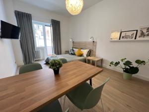 ein Wohnzimmer mit einem Esstisch und einem Bett in der Unterkunft Appartamento Millelire in Rom