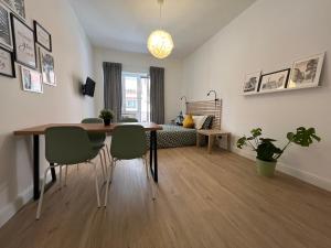ein Wohnzimmer mit einem Esstisch und Stühlen in der Unterkunft Appartamento Millelire in Rom