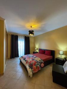 a bedroom with a bed with a colorful blanket at Apartamento Xelb in Silves