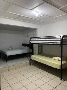 a room with two bunk beds in a room at Casa Valeria Puntarenas in Puntarenas