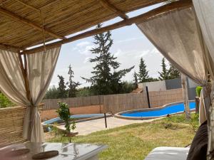 eine Terrasse mit Poolblick in der Unterkunft Villa mhaya in Oujda