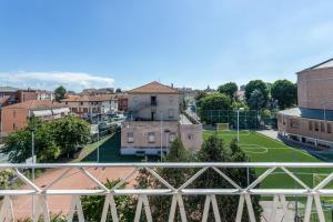 una vista aérea de un campo de fútbol y edificios en Casa Eleonora - Pavia - By HOST4U en Pavia