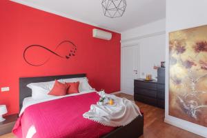 1 dormitorio rojo con 1 cama con pared roja en Casa Eleonora - Pavia - By HOST4U en Pavia