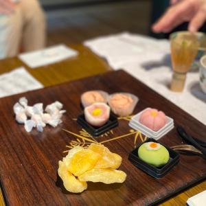 una tabella coperta con diversi tipi di alimenti in cima di 跳びしまBASE a Mitarai
