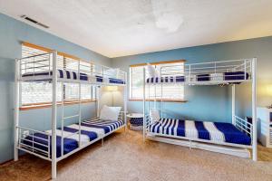 2 beliches num quarto com paredes azuis em Mountain Lake Retreat em Groveland