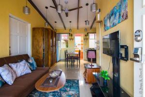 TV/trung tâm giải trí tại Centrally located in Jaco, walk to beach, beautiful pool! Each Villa Paradise is 1bd 1bath Condo Units sleep 5 or book both units and open connecting door for 10 ppl- Paradise Found!