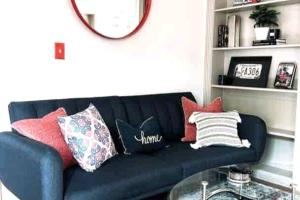 um sofá preto com almofadas na sala de estar em Vibrant 1BDR Attached Garage em Houston