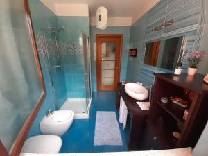 baño con 2 lavabos, ducha y 2 aseos en Stanza nel verde a 14km da Torino en La Loggia