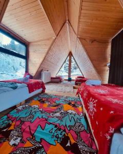 Postel nebo postele na pokoji v ubytování Wooden Huts In Mestia