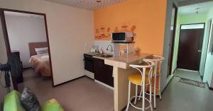 una pequeña cocina con encimera y microondas en Departamento en Plaza de Yanahuara, en Arequipa