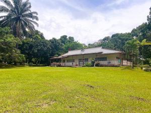 um edifício com um grande campo de relva à sua frente em Almita mía em Rivera