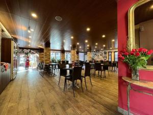 een restaurant met een eetkamer met tafels en stoelen bij Comodisimo y Céntrico - Netflix in Santa Cruz de la Sierra