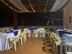 un groupe de tables et de chaises avec des nappes bleues et blanches dans l'établissement Almita mía, à Rivera