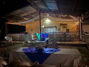 Almita mía في ريفيرا: قاعة احتفالات بطاولتين وكراسي واضاءة